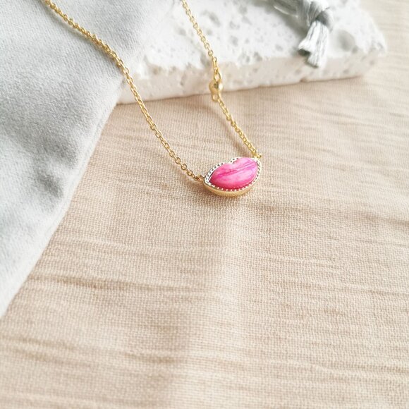 ✨Kendra Scott✨ Lips Gold Necklace Hot Pink Mother-of-Pearl - Picture 3 of 5